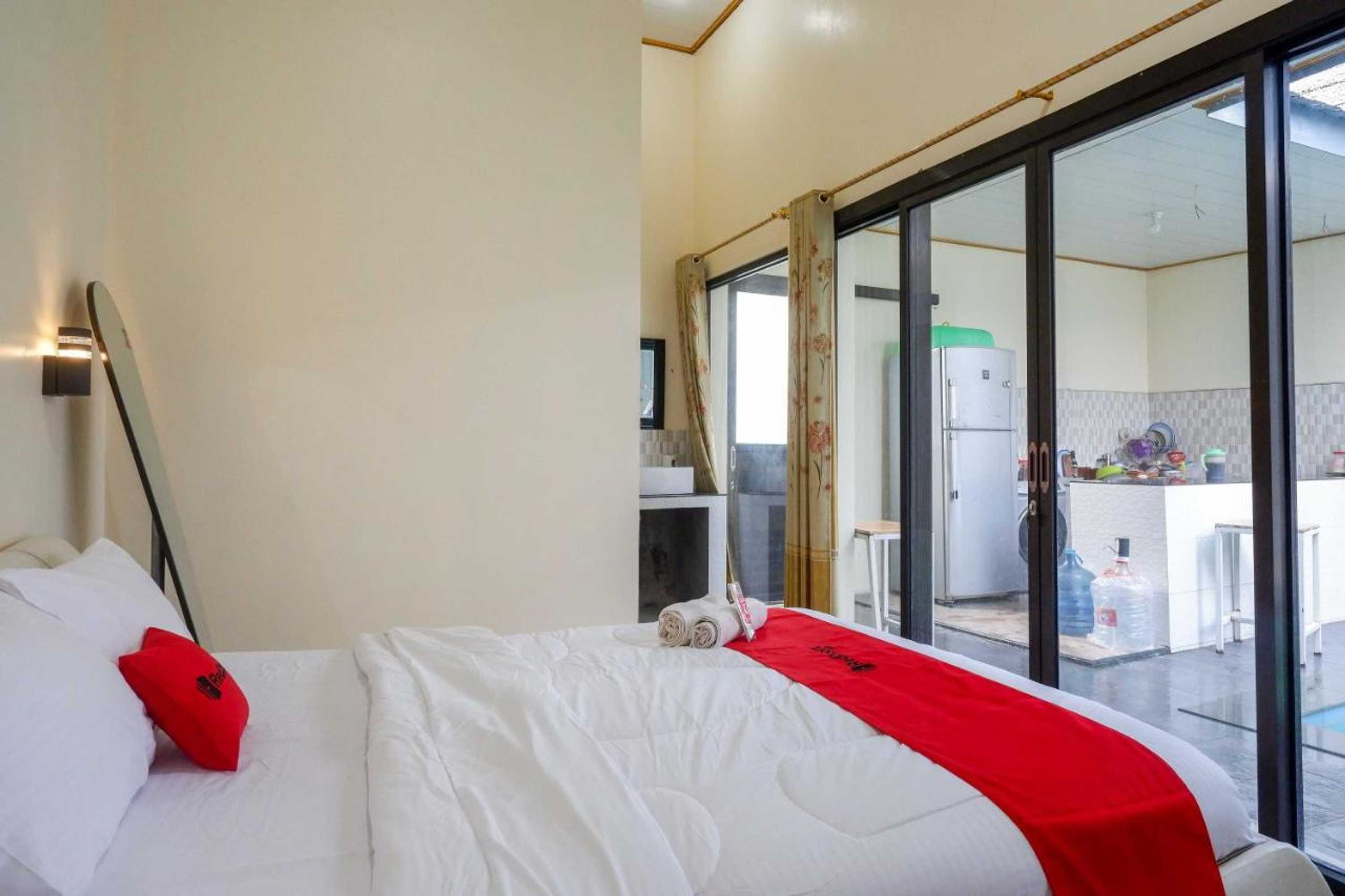 Gift card for Reddoorz Syariah Near Pasar Godong Grobogan Gift card for Reddoorz Syariah Near Pasar Godong Grobogan