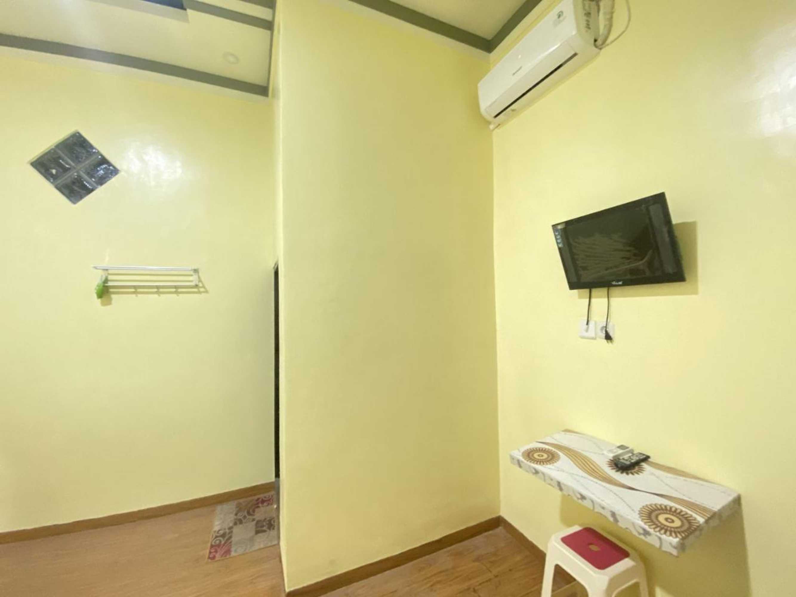 Gift card for Homestay RN Near Taman Bambu Runcing Polewali Mitra Reddoorz