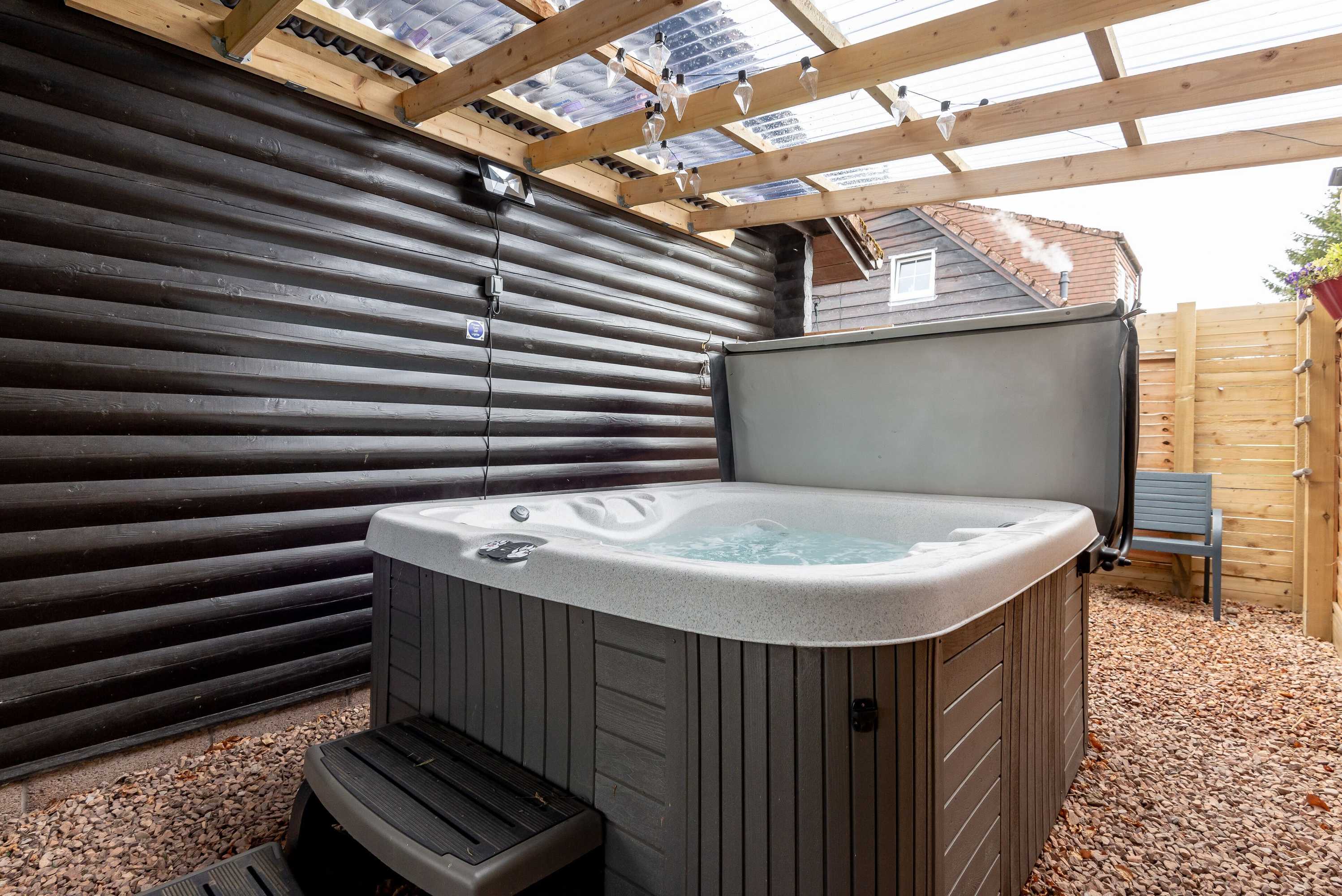 Gift card for Redlands Country Lodge - 3 Apartments With Hot Tubs