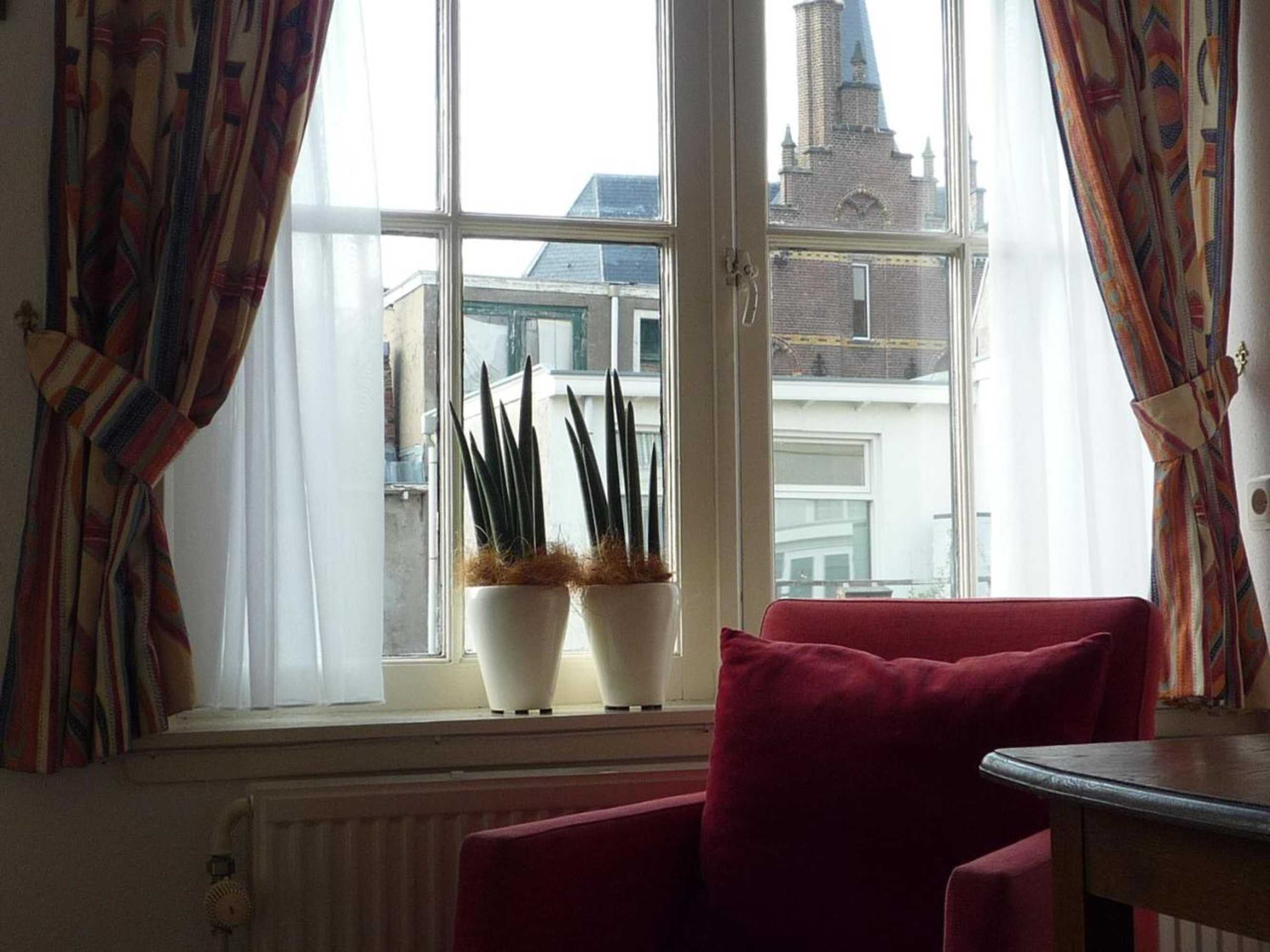 Gift card for Hanzestadslogement De Leeuw, in Het Centrum, Met Een Binnenplaats, Kamers Met Badkamer en Toilet en Een Keukentje