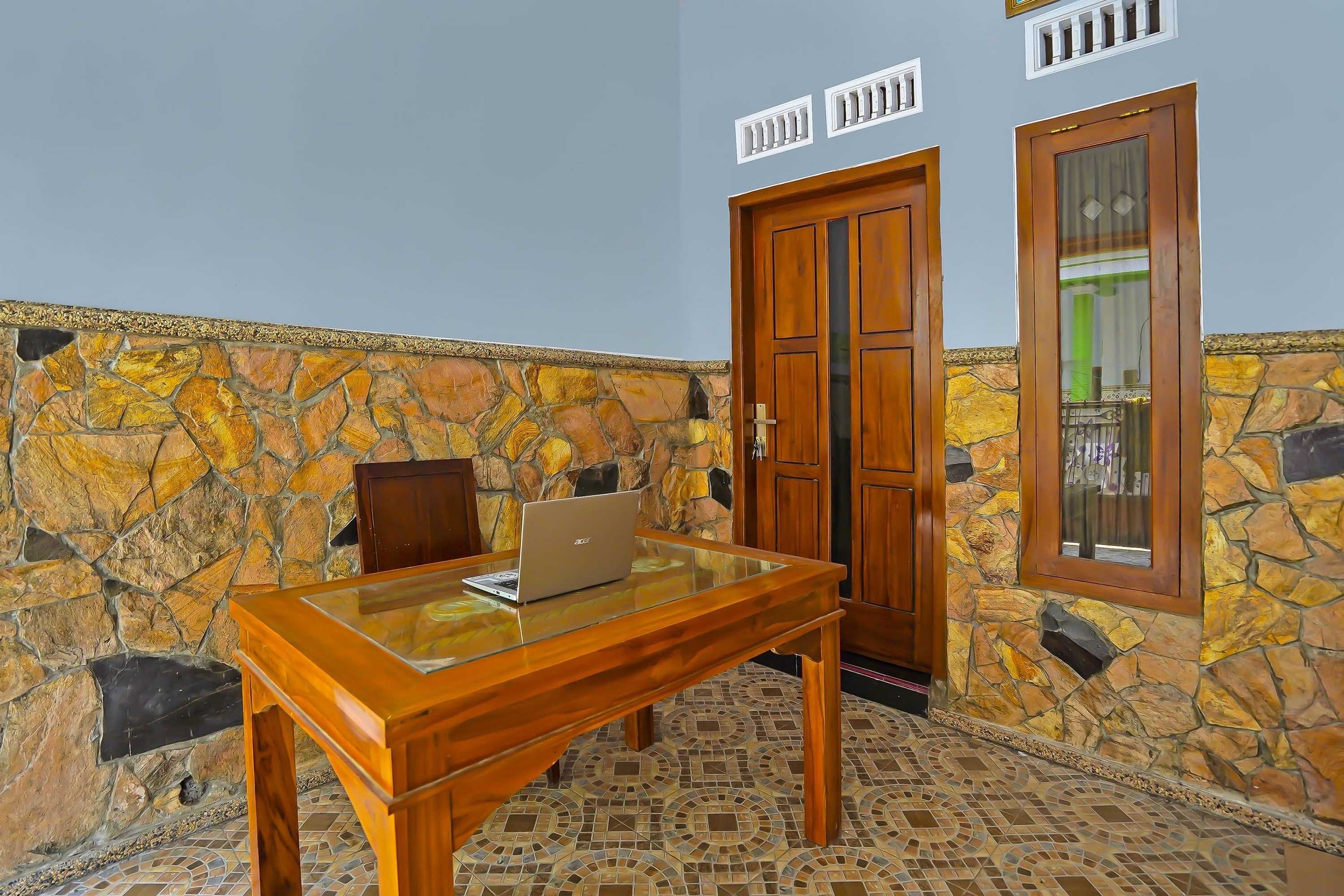 Gift card for Oyo 92416 Salsabila Homestay Gift card for Oyo 92416 Salsabila Homestay