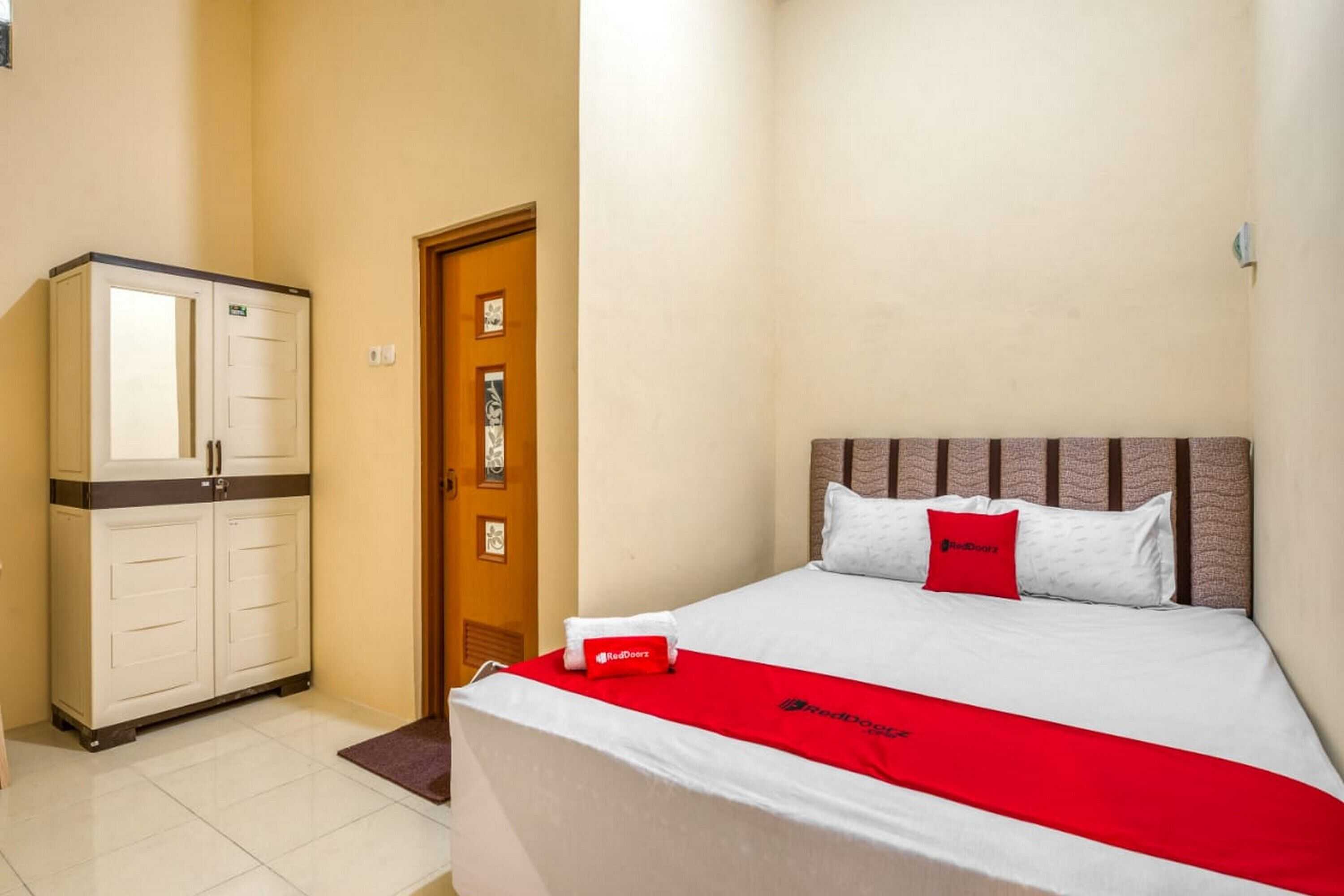 Gift card for Reddoorz Syariah Near Kebon Rojo Park Blitar Gift card for Reddoorz Syariah Near Kebon Rojo Park Blitar