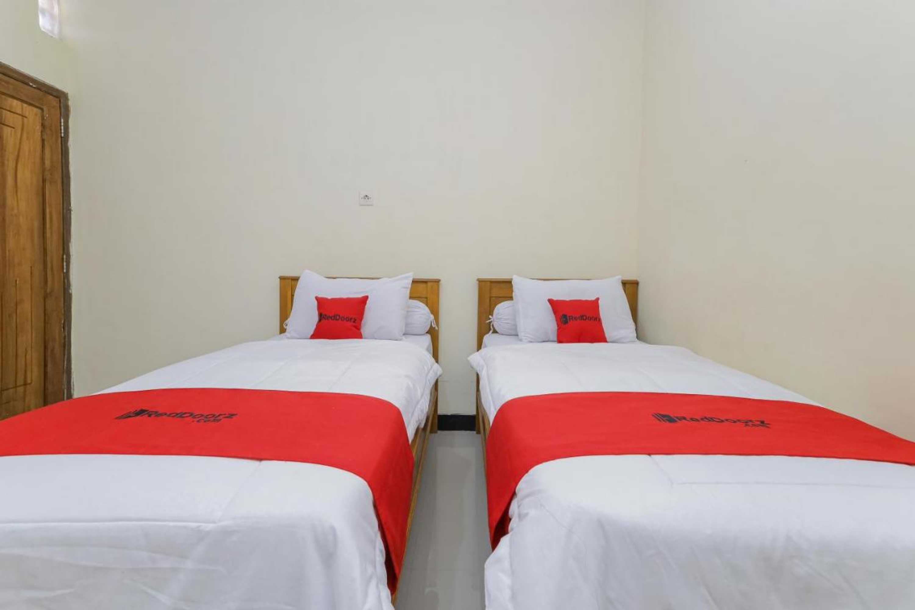 Gift card for Reddoorz Syariah Near Alun Alun Pasuruan Gift card for Reddoorz Syariah Near Alun Alun Pasuruan