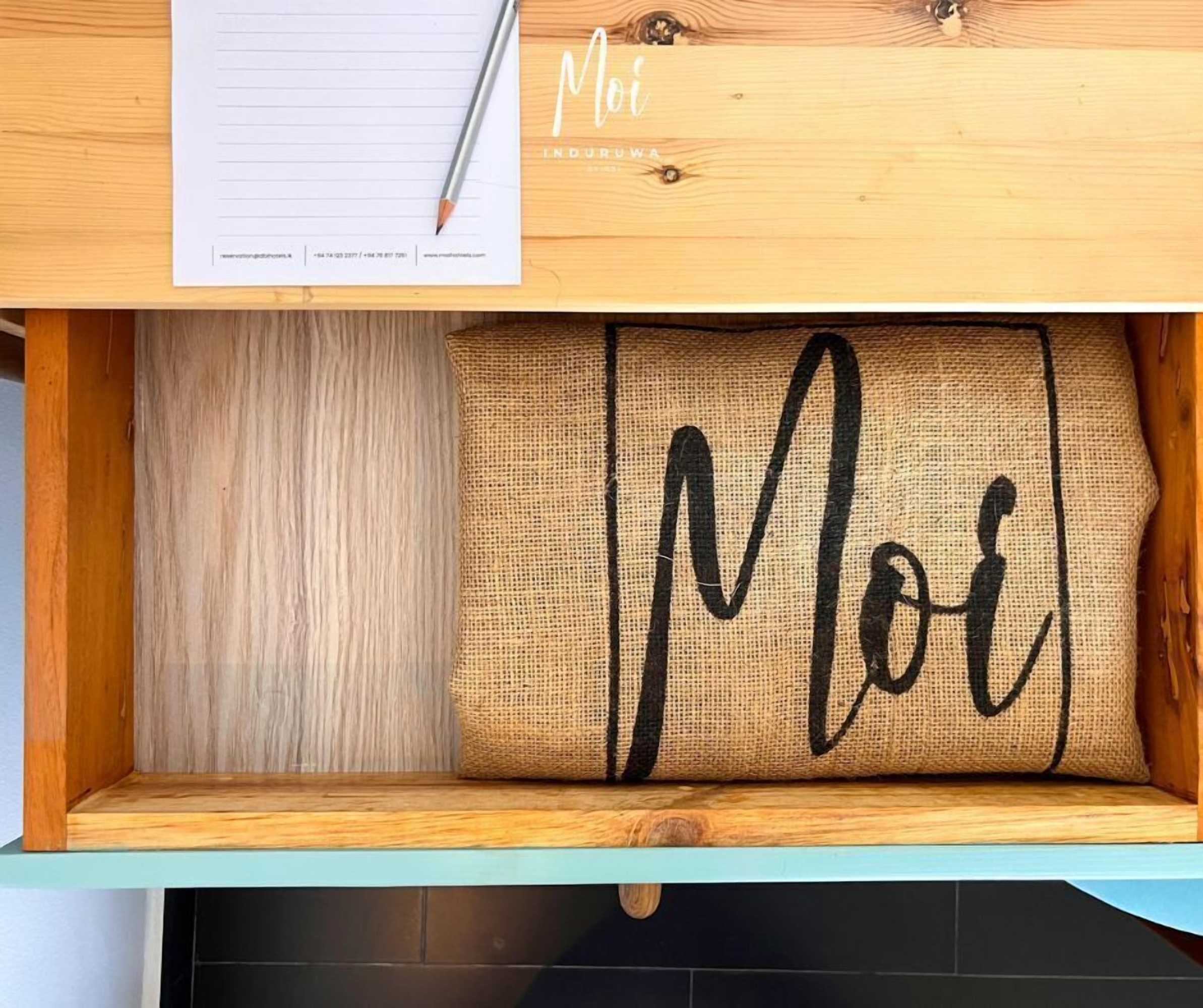 Gift card for Moi Induruwa by Dbi