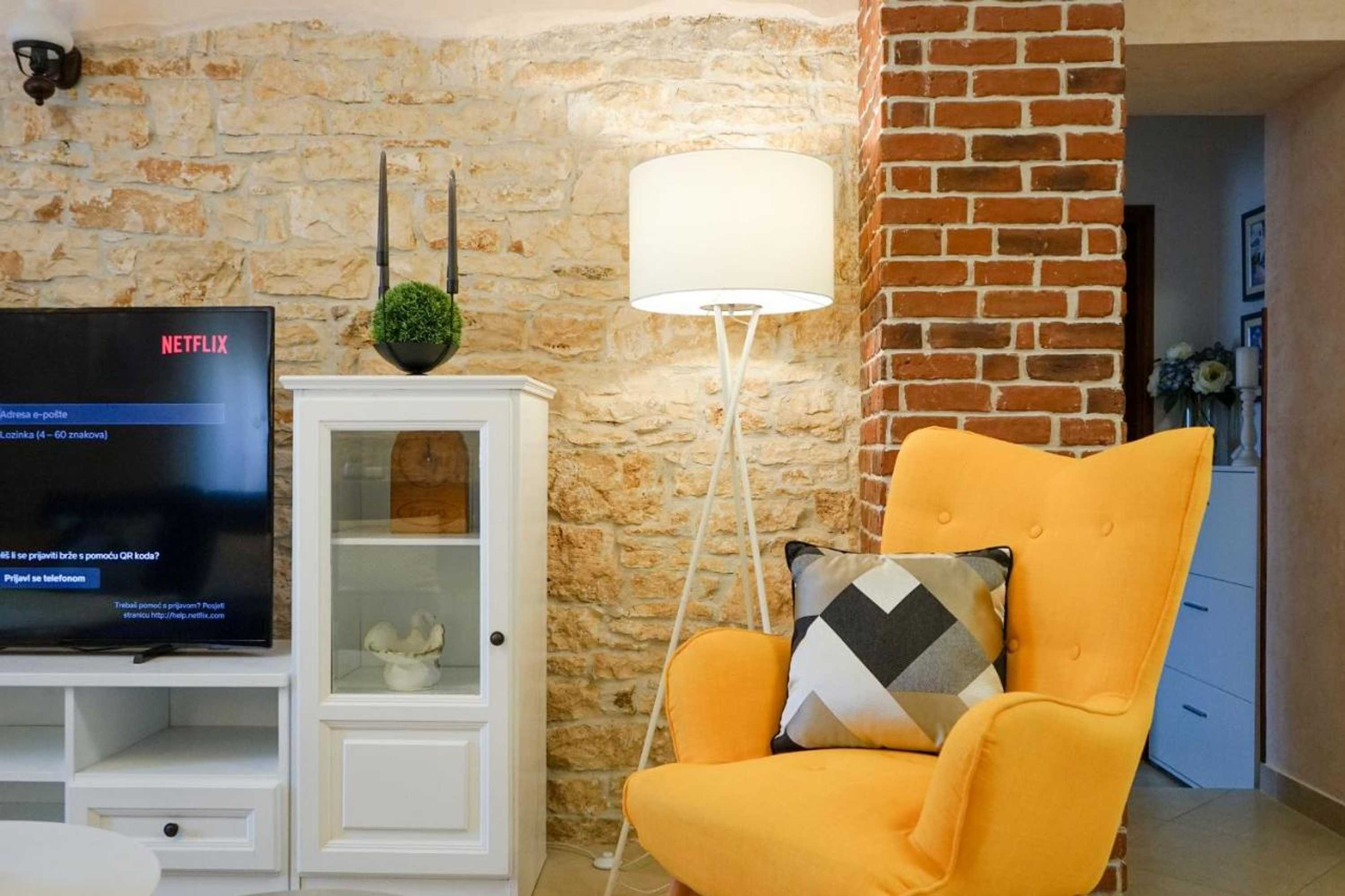 Gift card for Leon With Private Pool