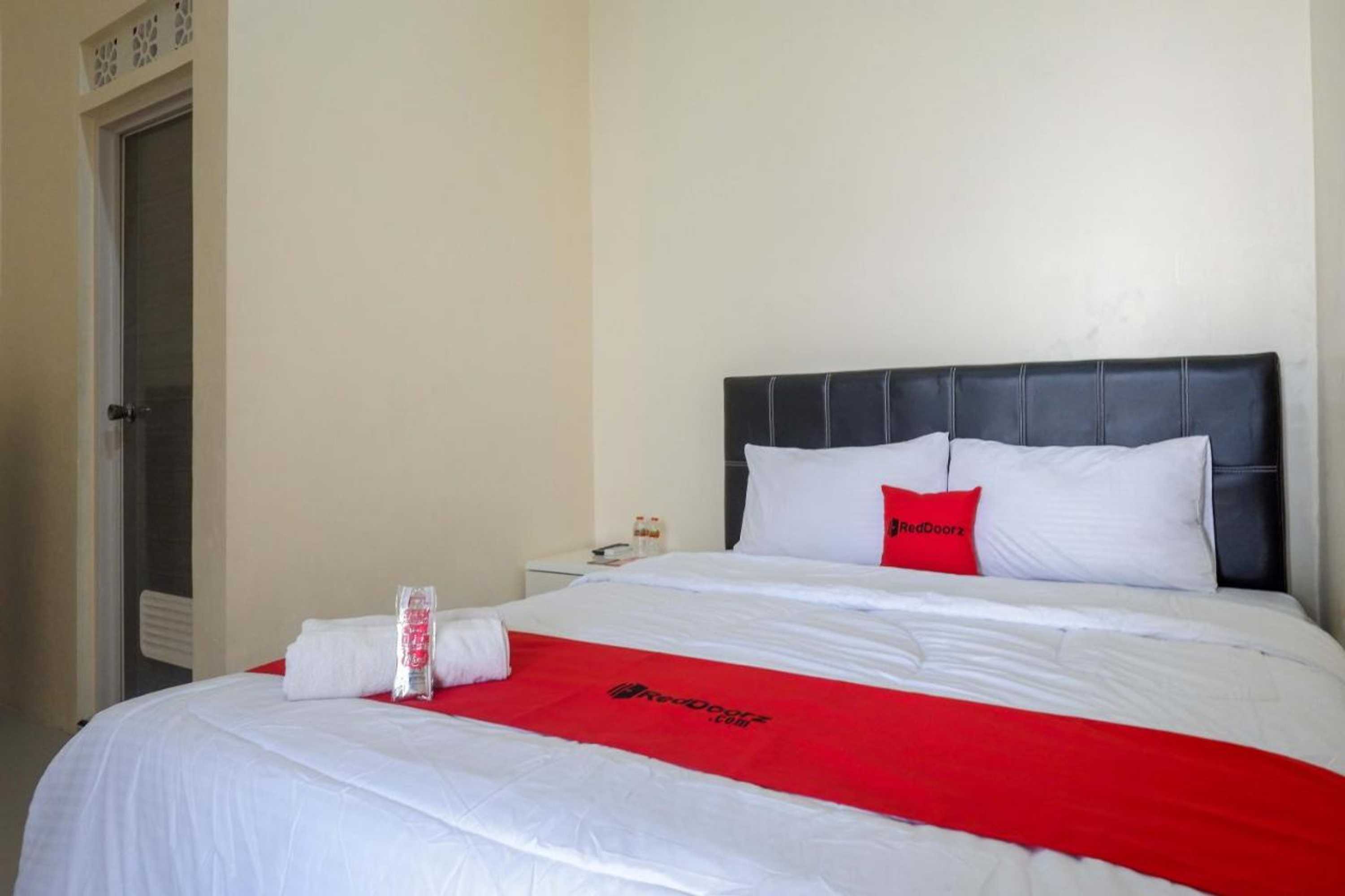 Gift card for Reddoorz Syariah Near Pasar Godong Grobogan Gift card for Reddoorz Syariah Near Pasar Godong Grobogan