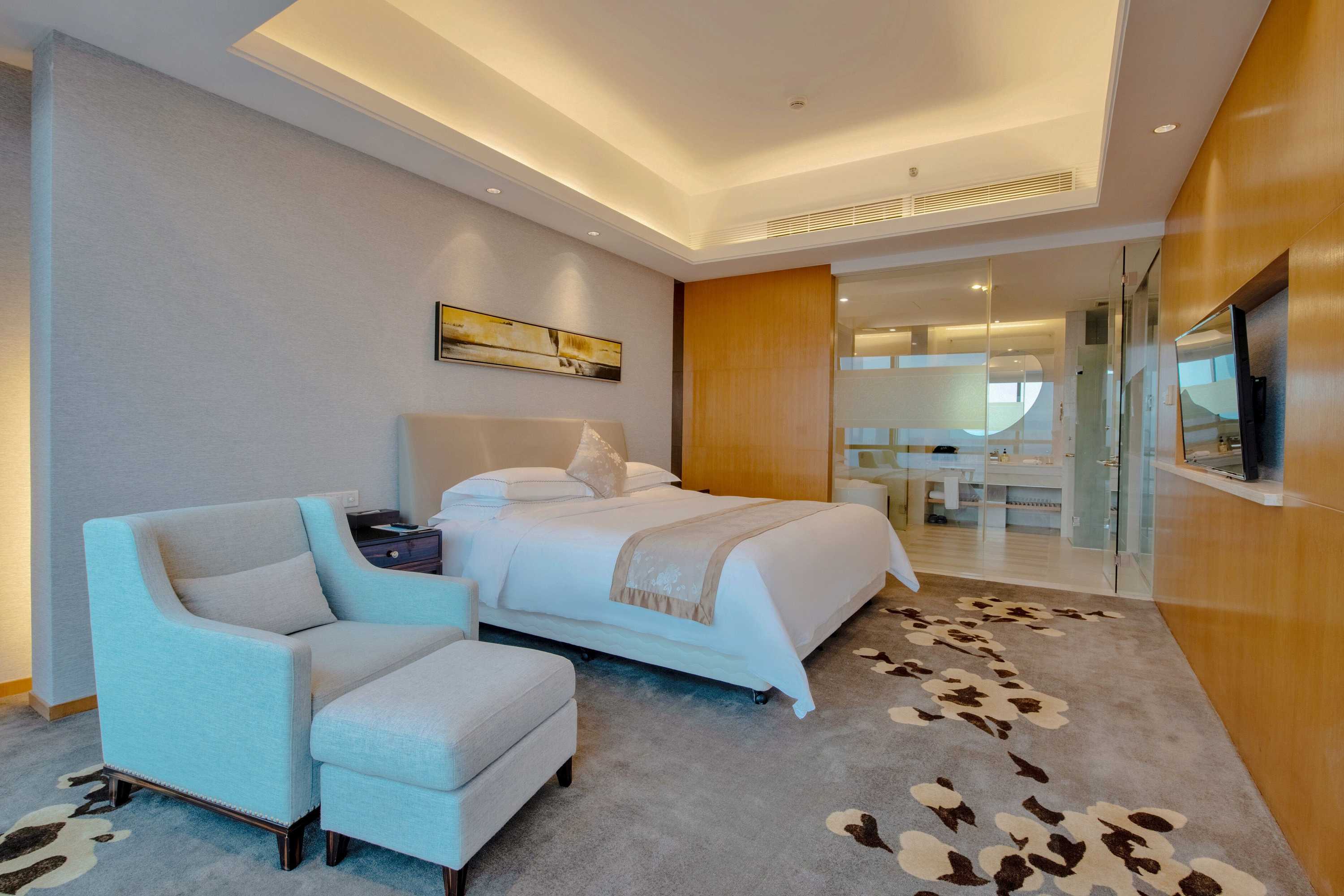 Gift card for Huaqiang Plaza Hotel Shenzhen, Enjoy Complimentary Mini Bar & Night Snack, Add Breakfast - Enjoy Complimentary Afternoon Tea Gift card for Huaqiang Plaza Hotel Shenzhen, Enjoy Complimentary Mini Bar & Night Snack, Add Breakfast - Enjoy Complimentary Afternoon Tea