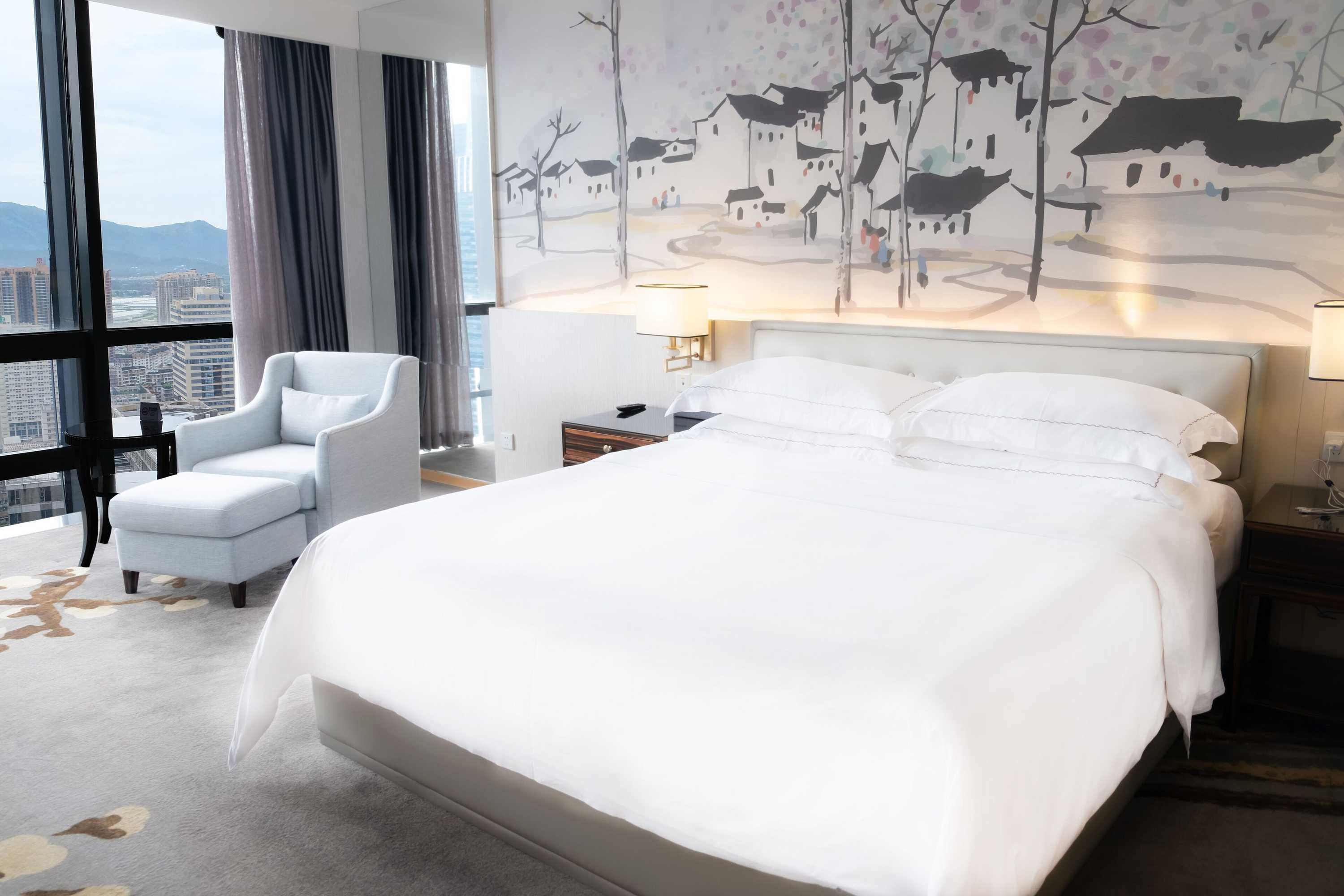 Gift card for Huaqiang Plaza Hotel Shenzhen, Enjoy Complimentary Mini Bar & Night Snack, Add Breakfast - Enjoy Complimentary Afternoon Tea Gift card for Huaqiang Plaza Hotel Shenzhen, Enjoy Complimentary Mini Bar & Night Snack, Add Breakfast - Enjoy Complimentary Afternoon Tea