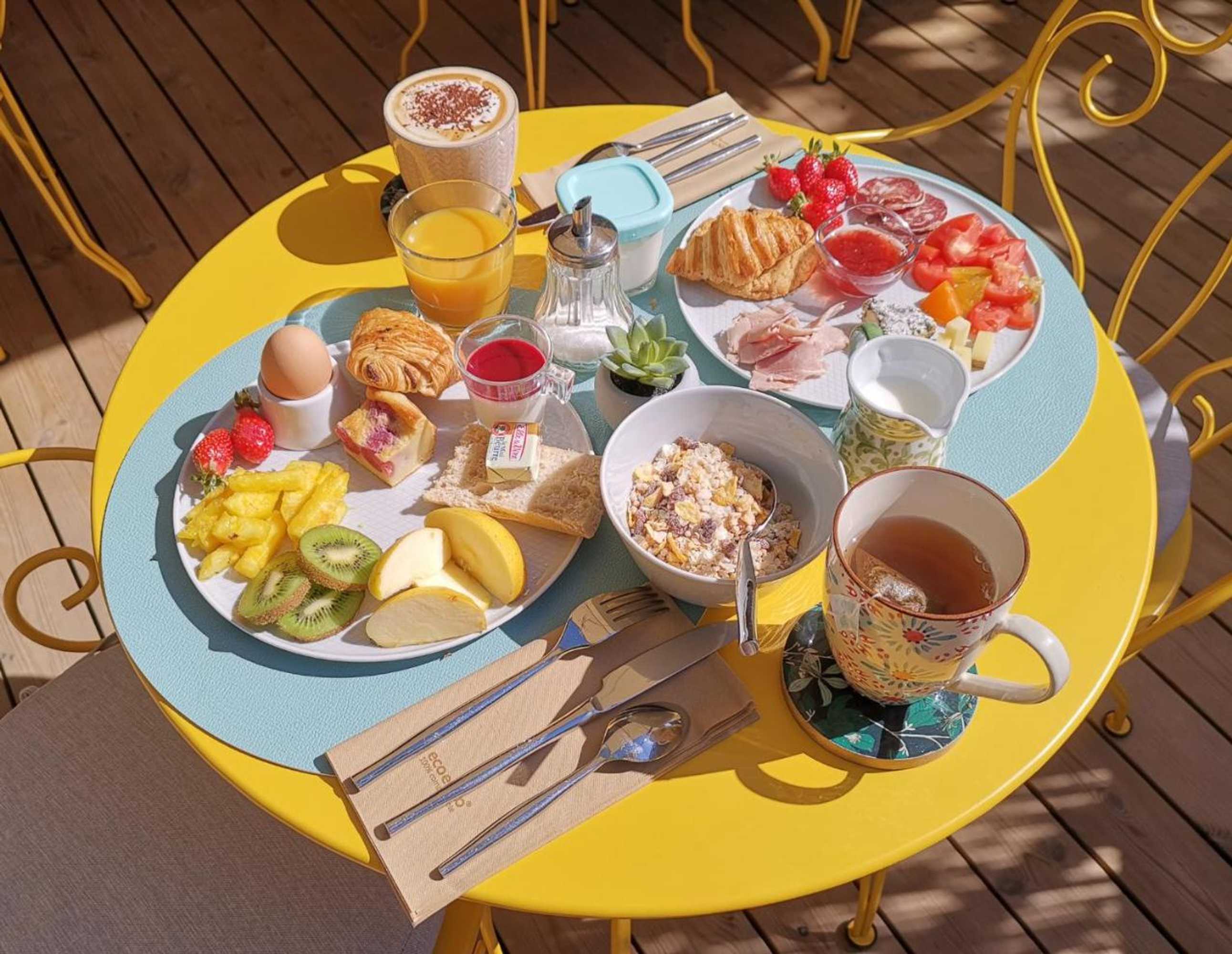 Gift card for Hôtel Sous Les Figuiers - Piscine, Parking, Centre Ville