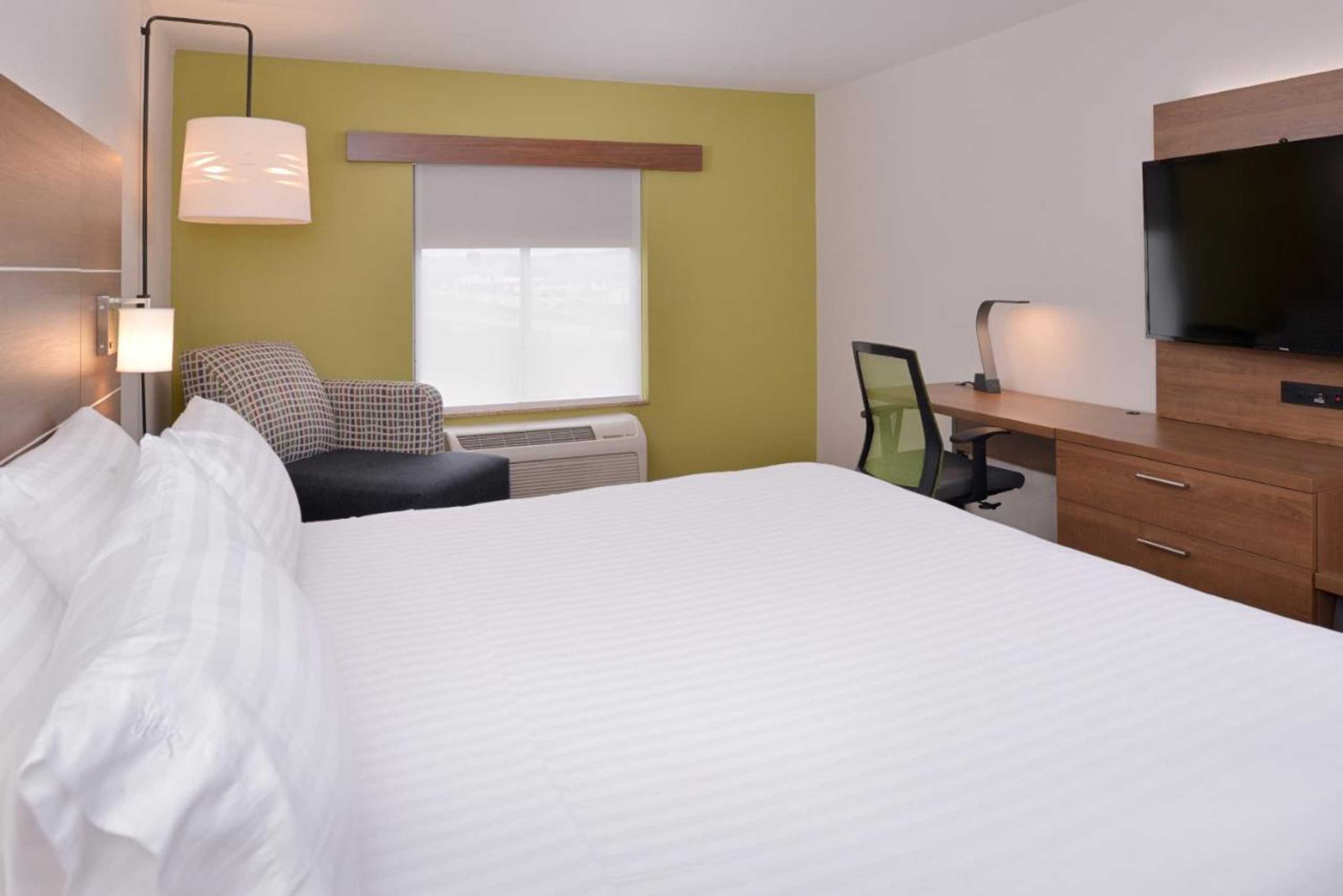 Gift card for Holiday Inn Express & Suites Parkersburg-Mineral Wells by Ihg Gift card for Holiday Inn Express & Suites Parkersburg-Mineral Wells by Ihg