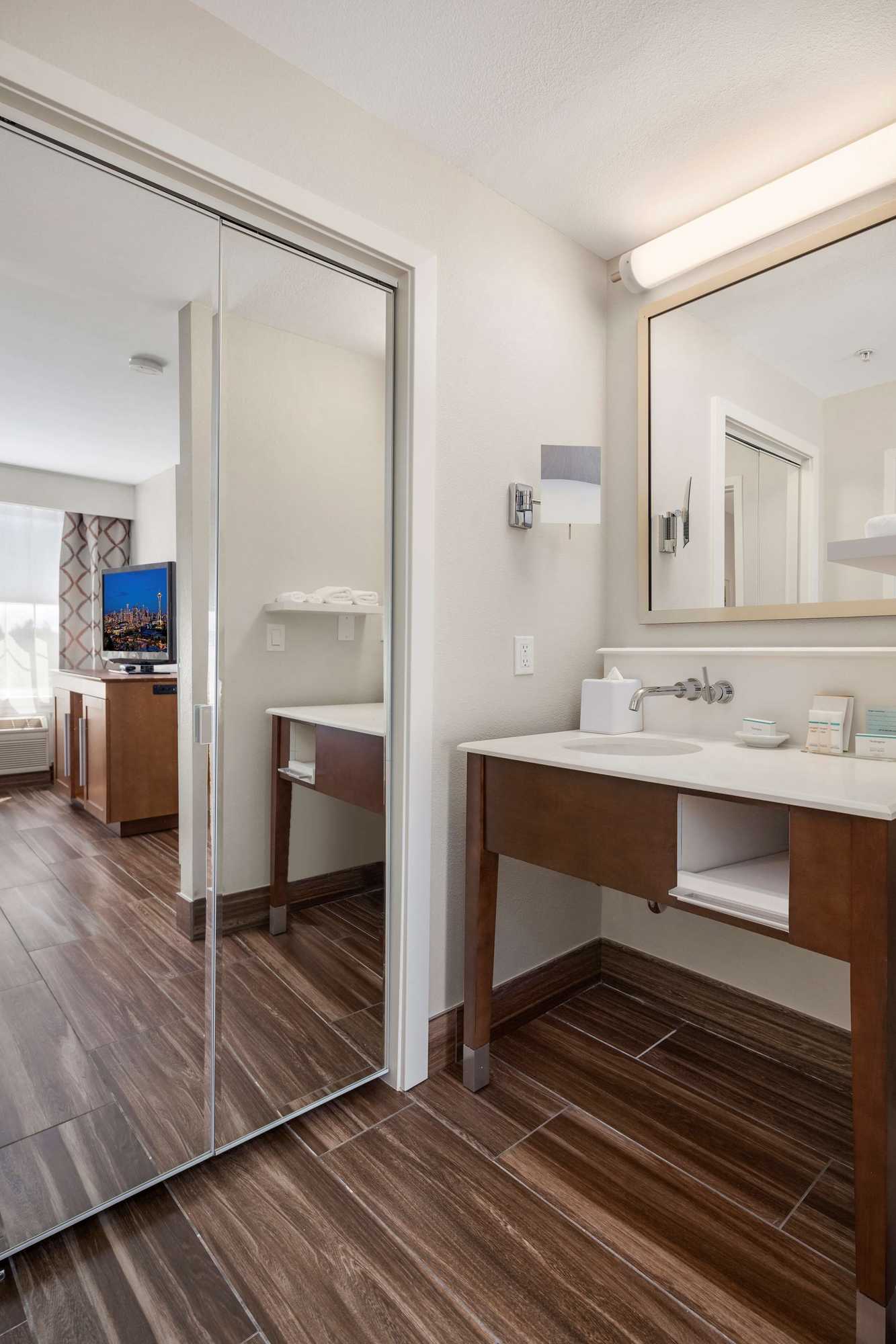 Gift card for Hampton Inn & Suites Seattle-North/lynnwood Gift card for Hampton Inn & Suites Seattle-North/lynnwood