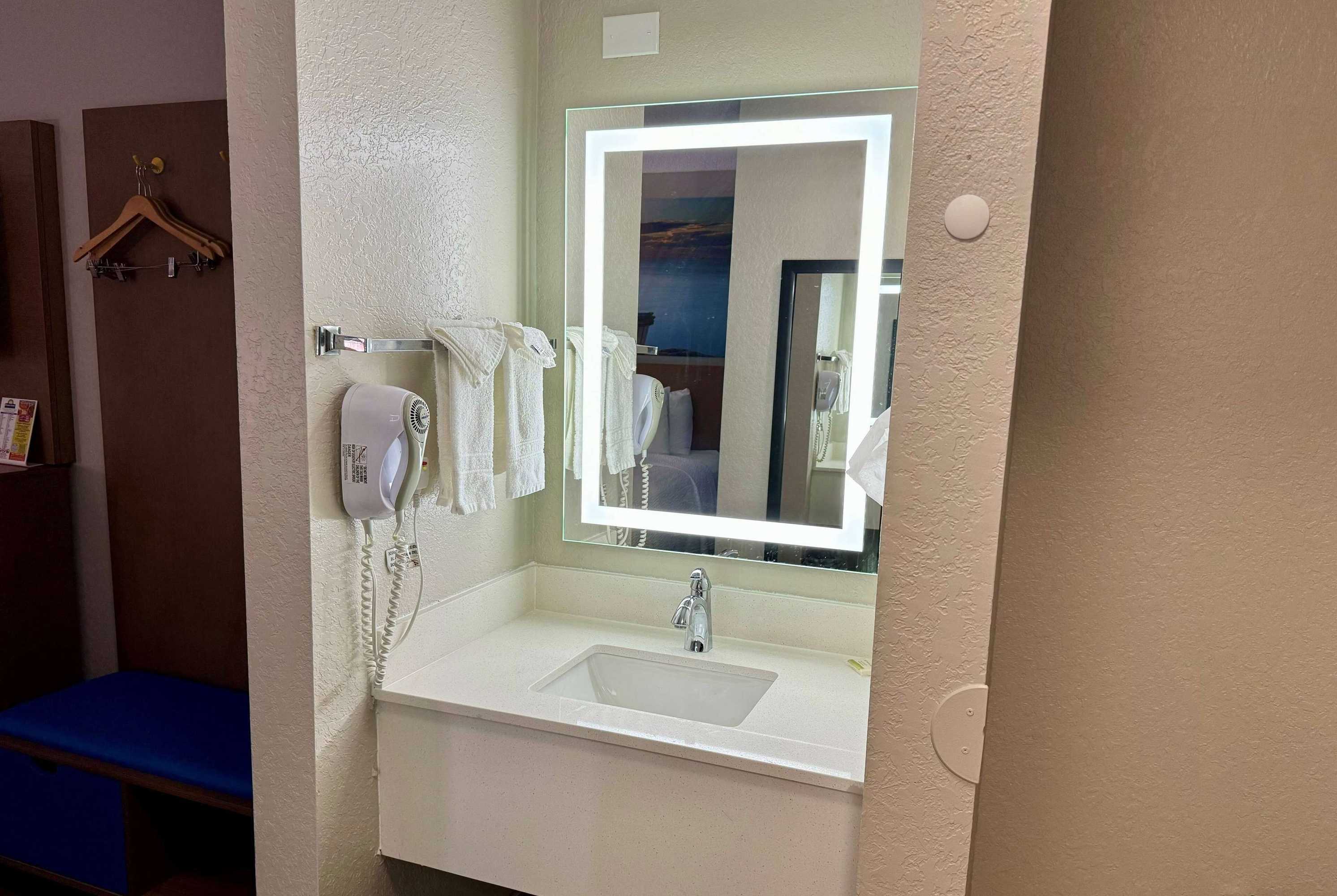Gift card for Days Inn by Wyndham Sarasota I-75 Gift card for Days Inn by Wyndham Sarasota I-75