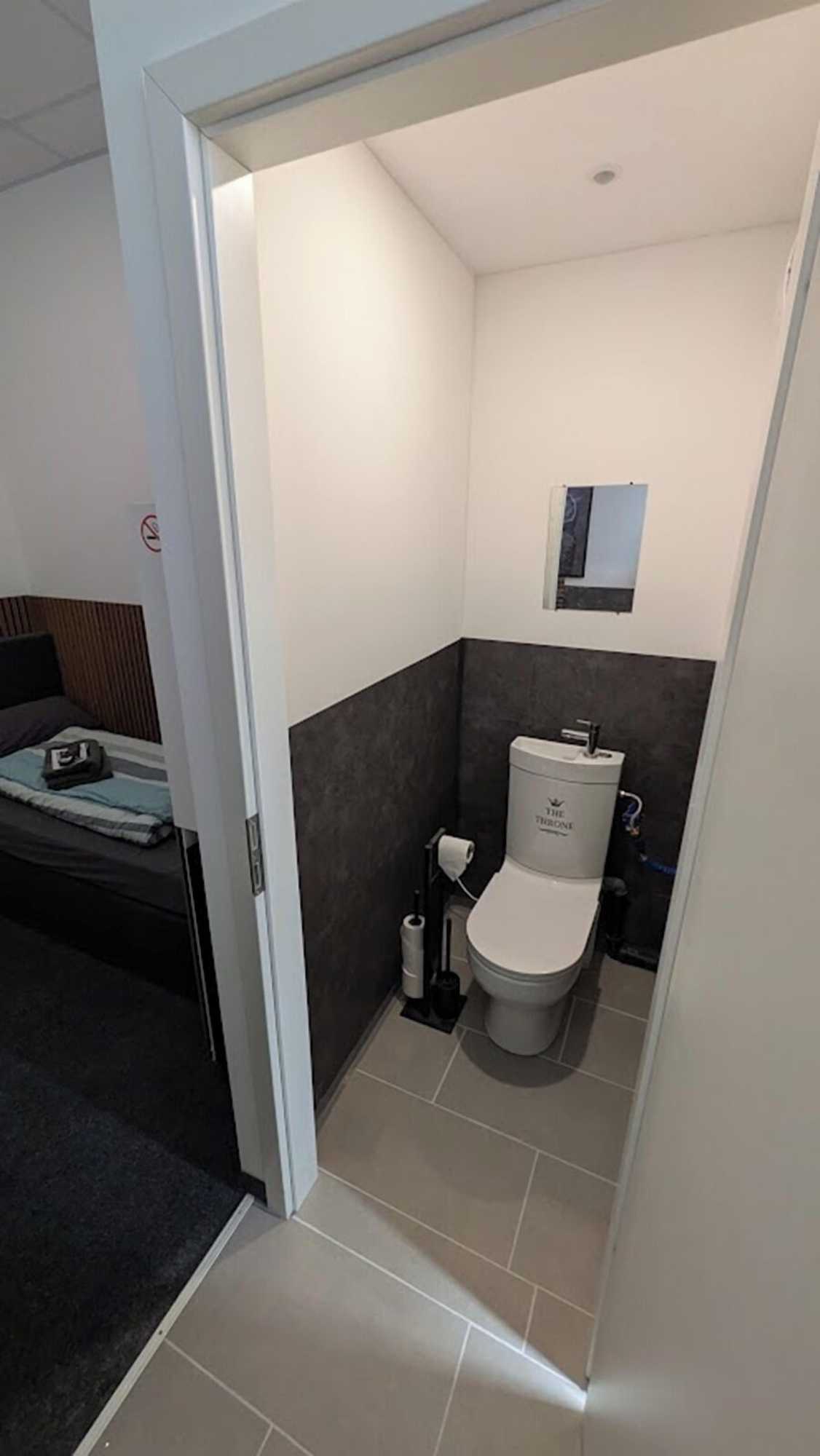 Gift card for Business-Motel, Free Xl-Parking, Wifi, Massage-Chairs, Sauna, Shared Kitchen, Breakfast 2go, Free Soda, Coffee