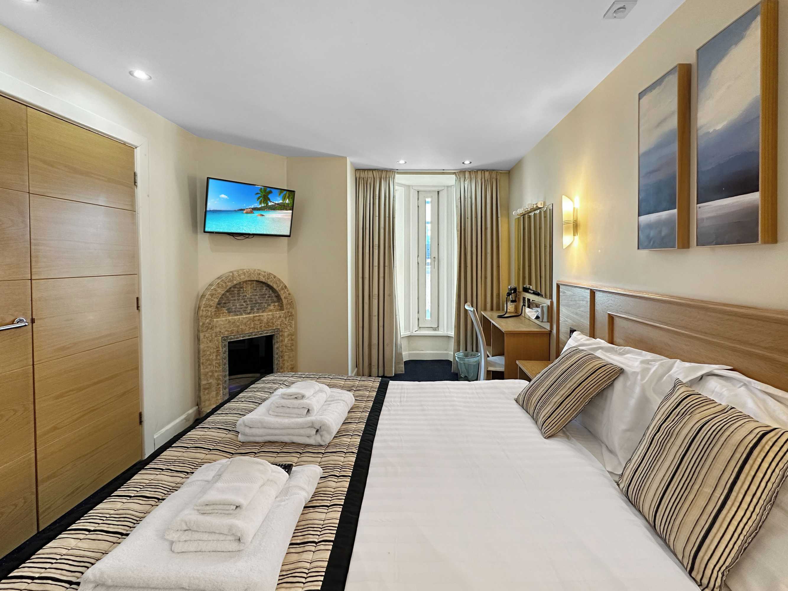 Gift card for Queens Mansions: Lakeland Suite