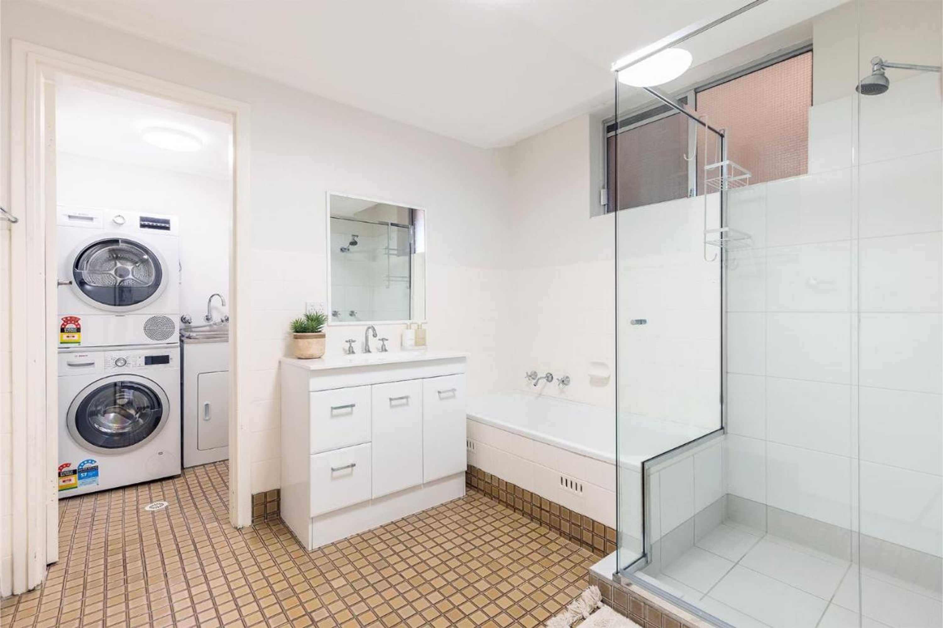 Gift card for Thurlow Lodge, 7,6 Thurlow Avenue - Beautifully Styled Unit With Wifi, Views And a Pool