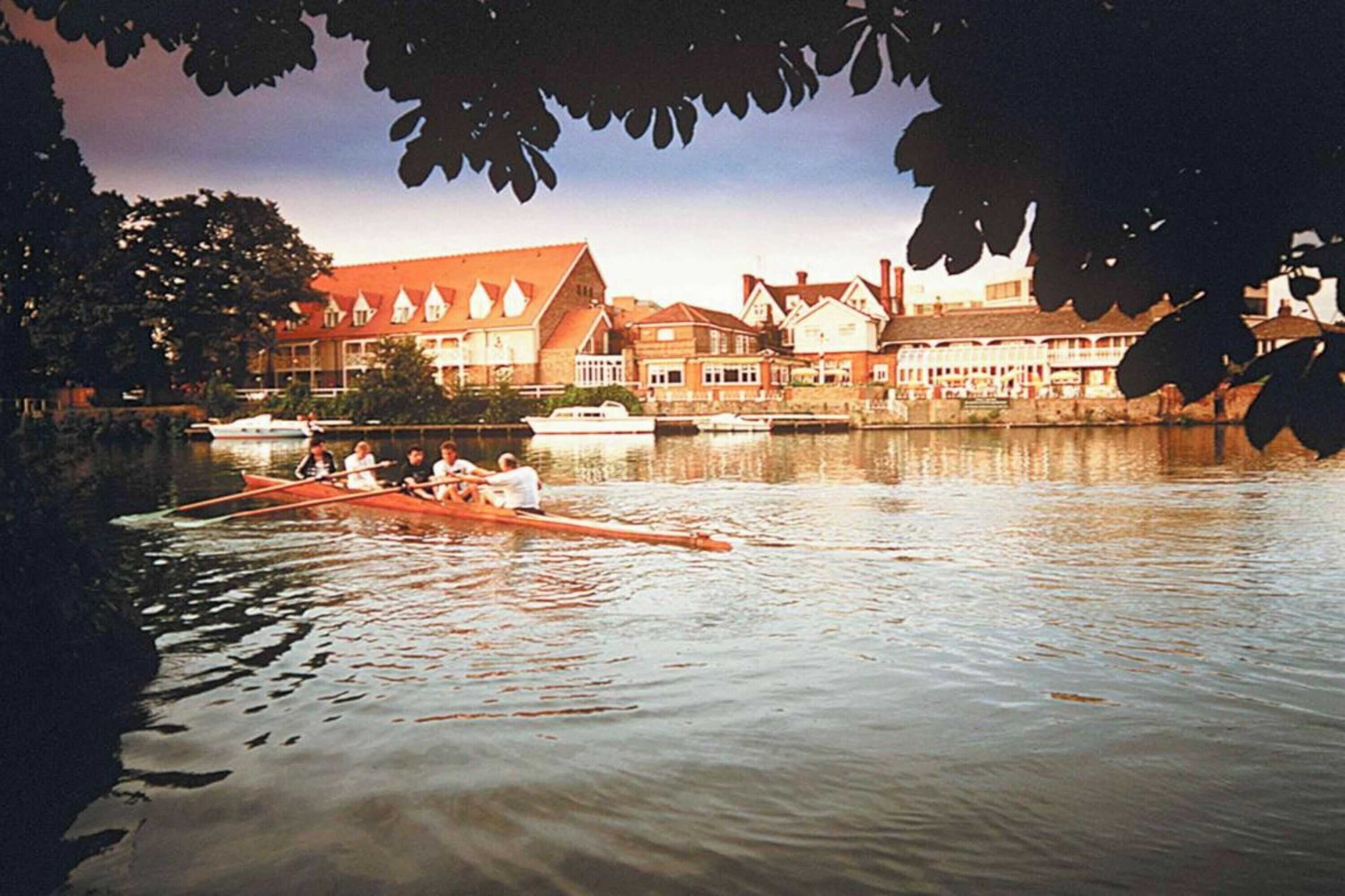 Gift card for Sunday London Staines-Upon-Thames Heathrow T5 Gift card for Sunday London Staines-Upon-Thames Heathrow T5