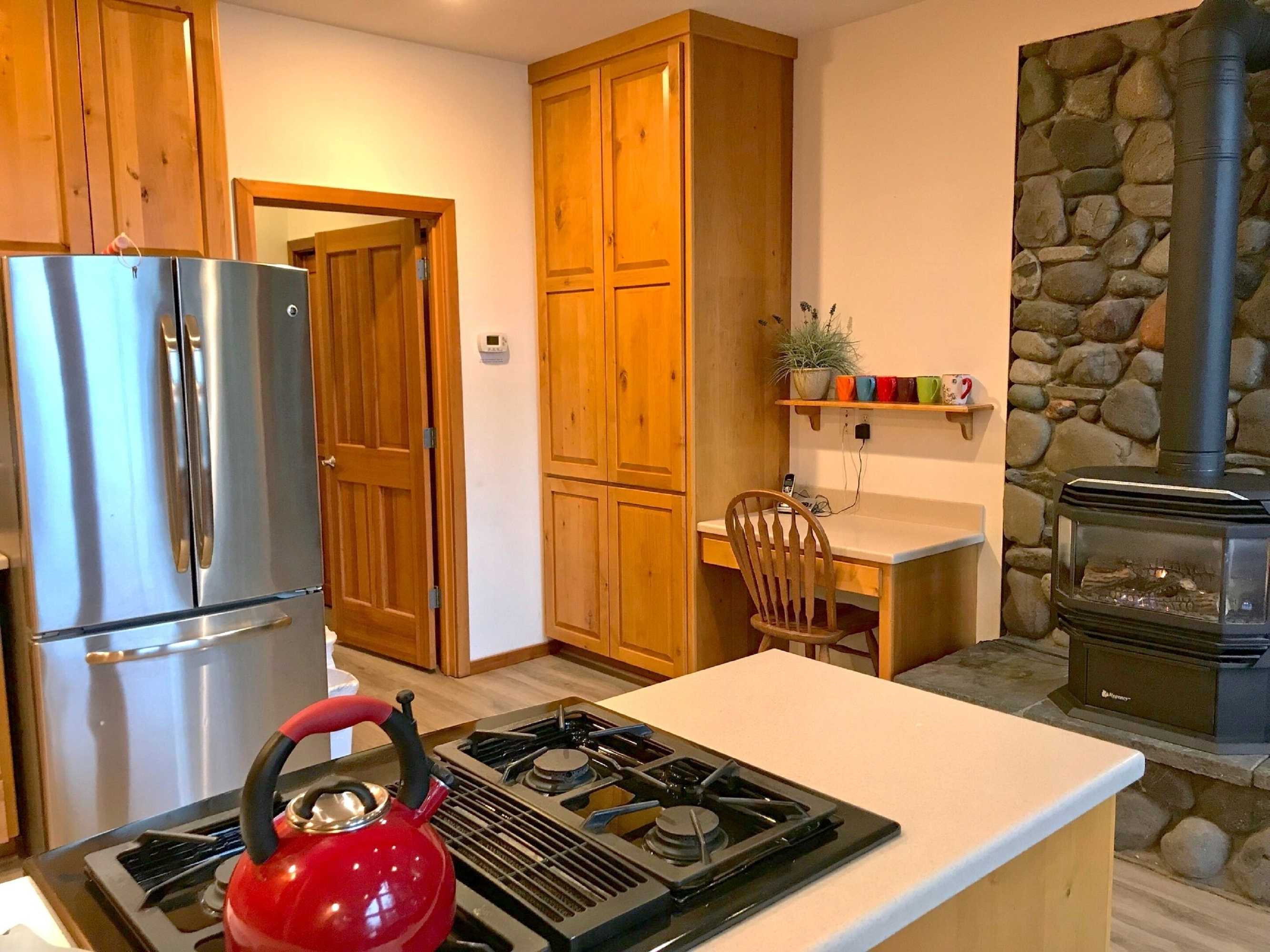 Gift card for 83mf - Lakeside - Hot Tub - Wifi - Bbq - Dock - Sleeps 4 NO Pets Gift card for 83mf - Lakeside - Hot Tub - Wifi - Bbq - Dock - Sleeps 4 NO Pets