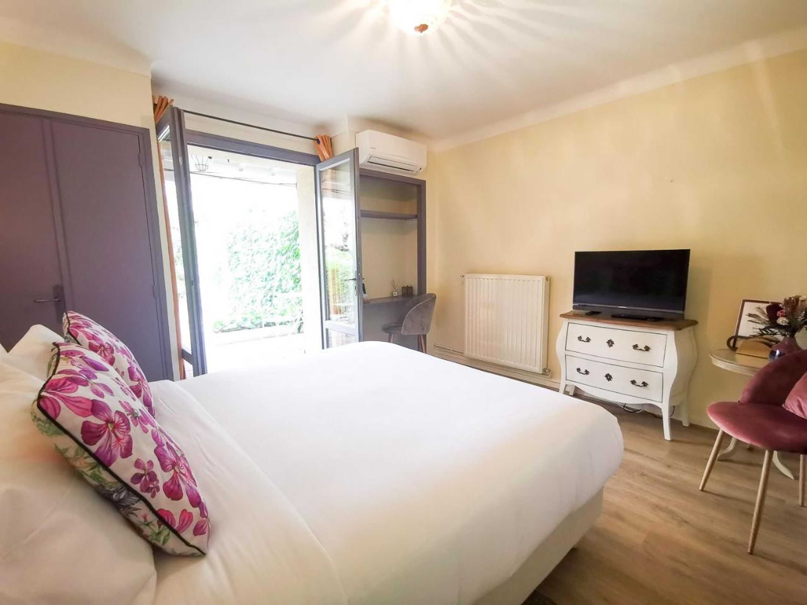 Gift card for Hôtel Sous Les Figuiers - Piscine, Parking, Centre Ville