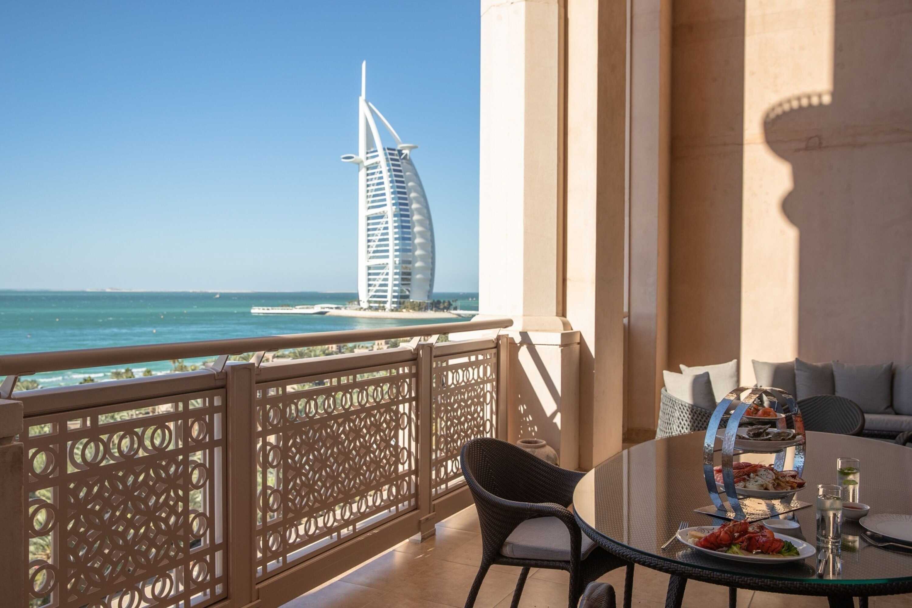 Аль каср отель дубай. Jumeirah al Qasr пляж. Джумейра Избербаш. Al Qasr Beach Dubai. Jumeirah Избербаш.