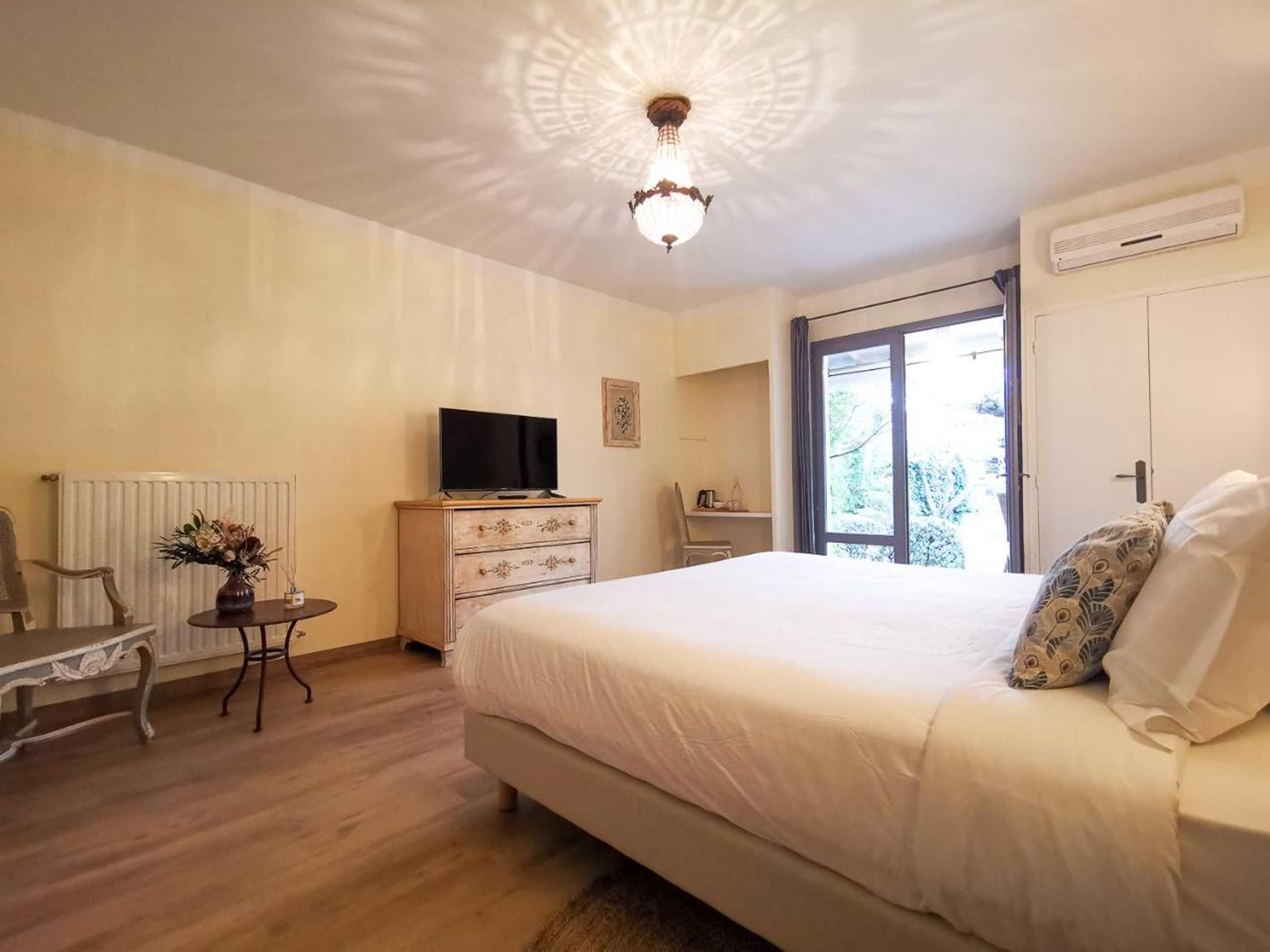 Gift card for Hôtel Sous Les Figuiers - Piscine, Parking, Centre Ville