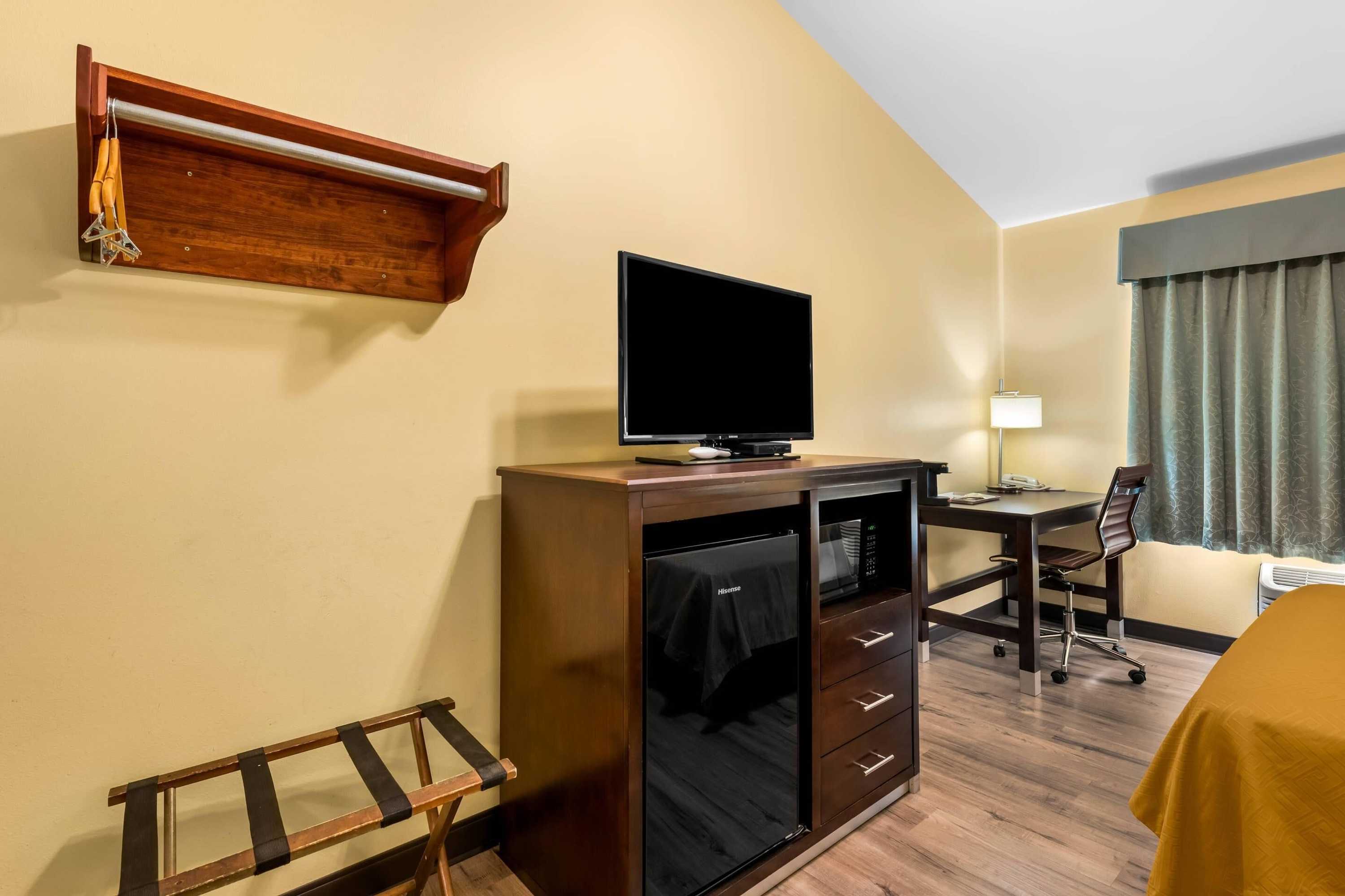Gift card for Econo Lodge Inn & Suites Eau Claire South
